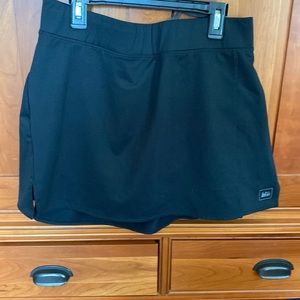 Hiking skort with wide waistband and sorong front split medium REI